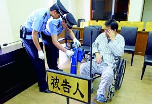 被告人李萬勇因病吸氧受審。首席攝影記者 吳寧/攝