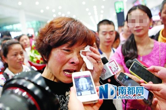 昨日，被拐25年的翁女士(粉紅色衣服者)與生母在深圳機場見面。