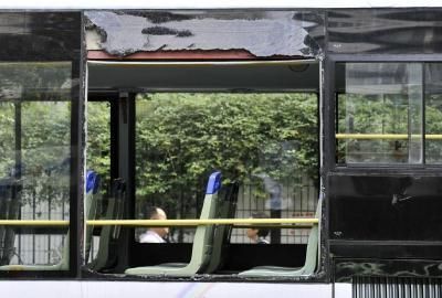 75路公交車車窗玻璃被砸碎。