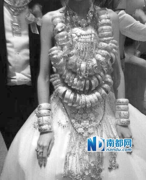 廣東中山又現(xiàn)豪華婚禮 新娘身上掛70個金手鐲 廣東中山又現(xiàn)豪華婚禮 新娘身上掛70個金手鐲
