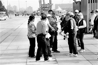 團(tuán)伙景點(diǎn)低價(jià)拍照攬客高價(jià)賣(mài) 交易不成進(jìn)行威脅 團(tuán)伙景點(diǎn)低價(jià)拍照攬客高價(jià)賣(mài) 交易不成進(jìn)行威脅