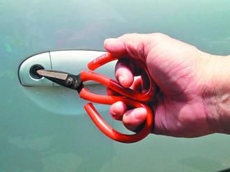 男子靠小剪刀8天偷10輛車警方全力圍捕將其抓獲 男子靠小剪刀8天偷10輛車警方全力圍捕將其抓獲