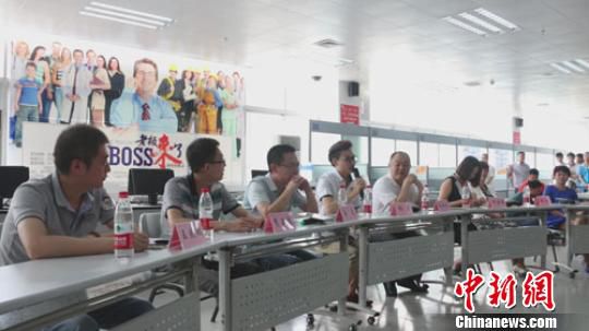 　招聘會(huì)現(xiàn)場(chǎng)，用人單位老板一字排開(kāi)，與求職者面對(duì)面交流　李超慶　攝