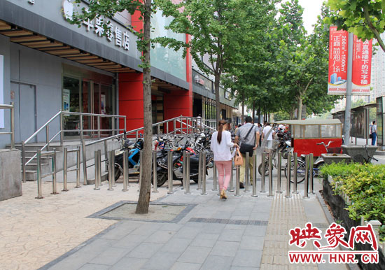 圖中道路左側(cè)的無障礙通道被鋼管隔離,右側(cè)的盲道也被侵占。