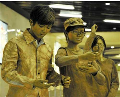 地鐵站上演“銅人秀” 原是大學(xué)生行為藝術(shù)(圖) 地鐵站上演“銅人秀” 原是大學(xué)生行為藝術(shù)(圖)