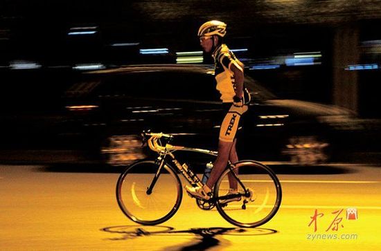 鄭州商務(wù)內(nèi)環(huán)成飆車(chē)場(chǎng) 蘭博基尼等豪車(chē)頻現(xiàn)(圖)