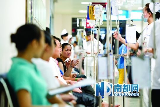 醫(yī)院走道坐滿了打吊針的員工。