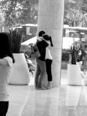 兩人在德基廣場一樓擁抱 圖片來自新浪 兩人在德基廣場一樓擁抱 圖片來自新浪