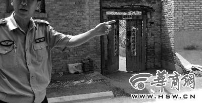 昨日，西安市閻良區(qū)譚家村，警方在孫某家調(diào)查 記者 黃利健 攝