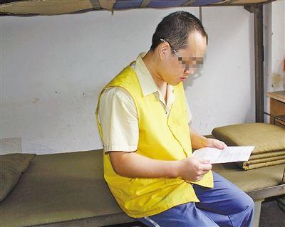 昨天，張文兵在看家書。 記者 鐘耕軍 攝
