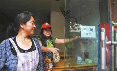 8月14日，市民志愿者體驗城管執(zhí)法招呼商家不要亂張貼。