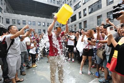 昨日，奇虎360董事長(zhǎng)周鴻祎公開(kāi)展現(xiàn)參加“冰桶”挑戰(zhàn)的“濕身”過(guò)程。新京報(bào)記者 侯少卿 攝