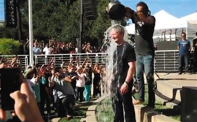 蘋(píng)果CEO蒂姆·庫(kù)克在自己公司的內(nèi)部活動(dòng)上，讓自己來(lái)了個(gè)透心涼。邀請(qǐng)庫(kù)克參加游戲的是他的下屬、蘋(píng)果高級(jí)副總裁菲爾·席勒。