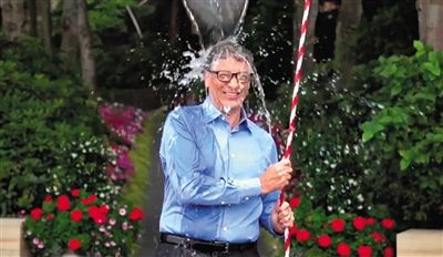 從蓋茨挑戰(zhàn)“冰桶”的視頻中可以發(fā)現(xiàn)微軟最新平板電腦Surface Pro 3的身影，網(wǎng)友稱(chēng)蓋茨在做公益時(shí)還不忘給自家產(chǎn)品做代言。