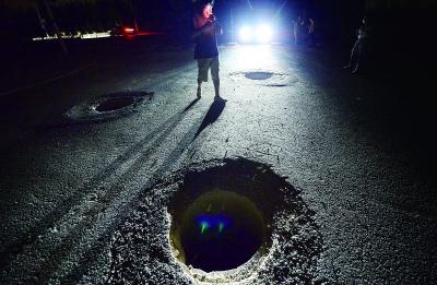 500米長馬路不見40余個(gè)井蓋 市民散步不慎墜井 500米長馬路不見40余個(gè)井蓋 市民散步不慎墜井