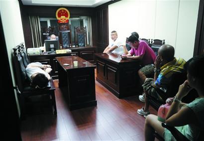 法院強(qiáng)制執(zhí)行拘傳老賴(lài) 法院強(qiáng)制執(zhí)行拘傳老賴(lài)