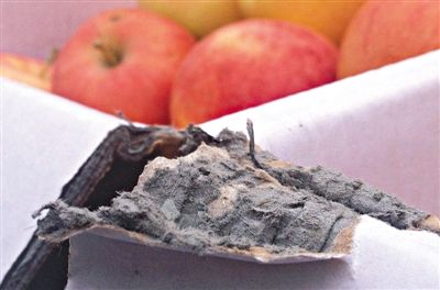 8月29日，新發(fā)地市場，一箱用“加重紙箱”包裝的蘋果正待售，紙箱夾層內(nèi)灰黑色的增重填充物清晰可見