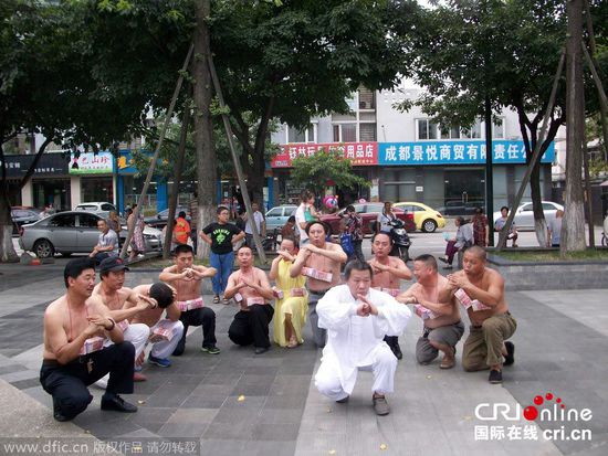 成都氣功大師攜10名弟子懸賞百萬尋武林高手(高清組圖)