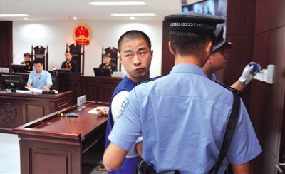 宣判后，馬凱被帶出法庭時，沖著旁聽席上的姐姐喊道：“照顧好媽”。