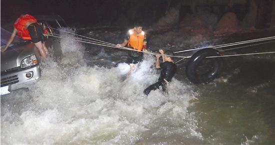 浙江司機(jī)為抄近道回家被沖下大壩 險(xiǎn)送5條命