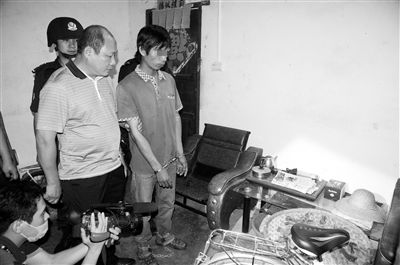 今年8月，我國內(nèi)地發(fā)生多起單身女性乘坐“黑車”后慘遭車主殺害的案件，被網(wǎng)友稱為“黑色8月”。