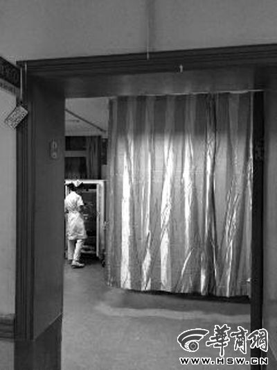 昨晚9時(shí)許，急診室簾后，6歲的小女孩靜靜地躺著 記者 卿榮波 攝