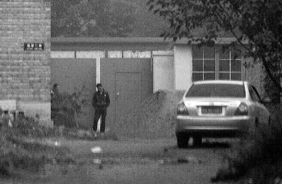 回訪今天上午，小李被困的院子大門緊閉，有人在門口望風(fēng)