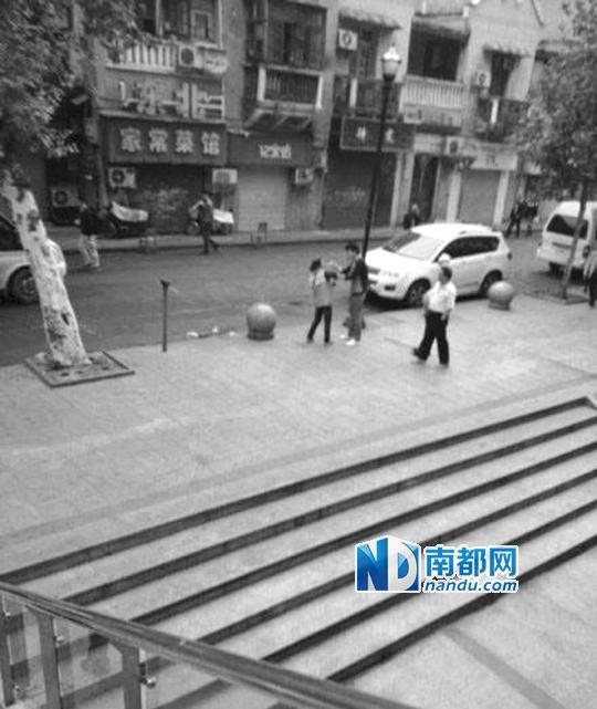 10月18日，武漢一男子抓住環(huán)衛(wèi)工打耳光。