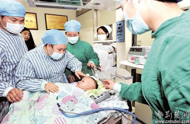 圖為：成功進(jìn)行心臟移植手術(shù)后，小患者平安度過術(shù)后危險(xiǎn)期，14日轉(zhuǎn)入普通隔離病房 （攝影 魏錸）