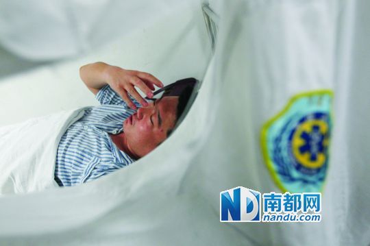 19日，北大深圳醫(yī)院，透過被撕破的工作服，急診科醫(yī)護(hù)人員申洪濤身體多處被醉酒男子抓傷。