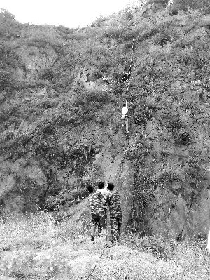 經(jīng)過三個半小時的緊張救援，半山腰的男子被成功救下 消防供圖