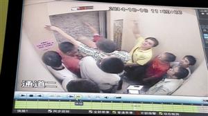 被困人員輪流砸墻進行自救。