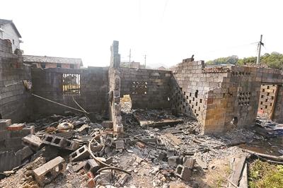 湖南省婁底市婁星區(qū)石井鎮(zhèn)山泉村橋溪港煤礦設(shè)備被搶劫一空，形成了廢墟