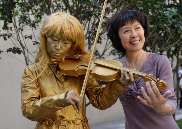 上海持證街頭藝人初演兩天小費(fèi)過千 市民熱情圍觀