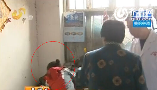 小趙拒不配合醫(yī)生的檢查視頻截圖 小趙拒不配合醫(yī)生的檢查視頻截圖