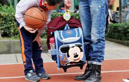 10月28日，記者對成都市某小學(xué)學(xué)生的書包進(jìn)行稱重，該學(xué)生書包的重量為7.8公斤。