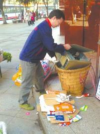 王光偉靠收廢品拾荒為生，每月僅有1000元的微薄收入。