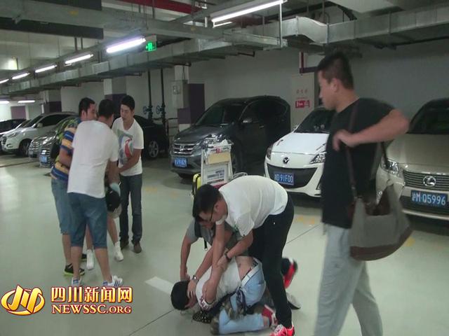 辦案人員在機場停車場抓獲胡某及其女友（警方視頻截圖）。