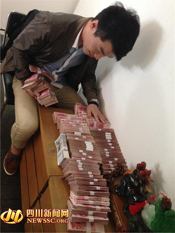 警方在犯罪嫌疑人手機中發(fā)現(xiàn)的照片，犯罪嫌疑人正在數(shù)騙來的贓款（警方提供）。