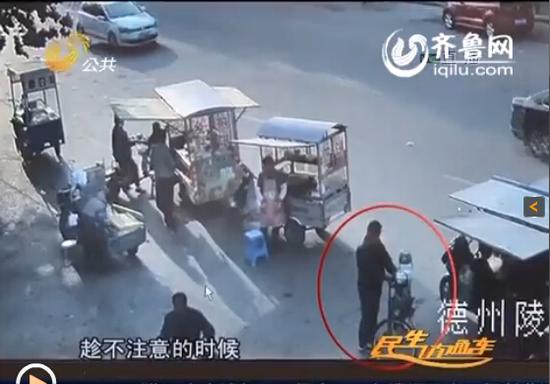 在臨盤市場(chǎng)被抓之后，薦某竟然拿出了一把匕首