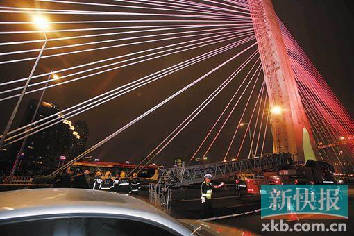 昨日深夜，橋上東側(cè)空出兩條車道用來(lái)救援。