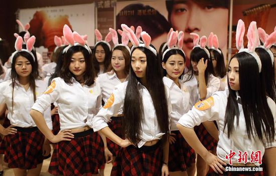 11月11日晚，一百位統(tǒng)一打扮的“兔女郎”現(xiàn)身南京新街口，逛街看電影玩快閃，走到哪里都被圍觀。