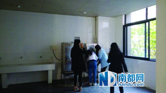 距接熱水的茶房約20米。 南都記者 張少杰 攝