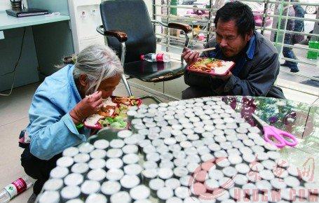 夫婦倆吃著工作人員準(zhǔn)備的盒飯，硬幣已被清點(diǎn)出來。