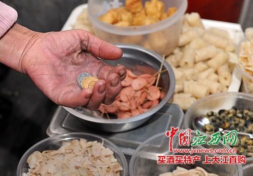 南昌一奶奶擺攤20年未漲價 日賺30元稱很滿足 南昌一奶奶擺攤20年未漲價 日賺30元稱很滿足