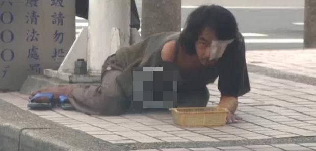 臺(tái)灣一乞丐伏地假裝乞討 偷窺過路女子裙底 臺(tái)灣一乞丐伏地假裝乞討 偷窺過路女子裙底