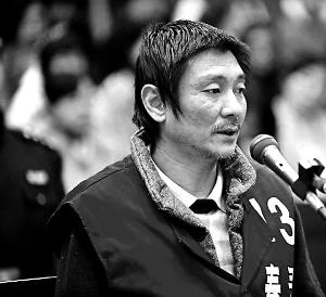 庭審時，鄭東稱自己想隨女兒一起去，請求法院判他死刑立即執(zhí)行