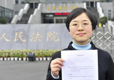 12月3日，起訴代理人出示公訴書。