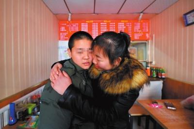 何女士找到了兒子小新后，把兒子緊緊抱在懷里。京華時(shí)報(bào)記者趙思衡攝