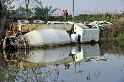 12月23日，側(cè)翻在荷塘的罐車(chē)。